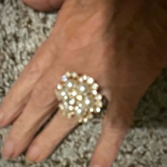 Elegant Pearl and Gold Statement Ring 9 - Picture 4 of 4